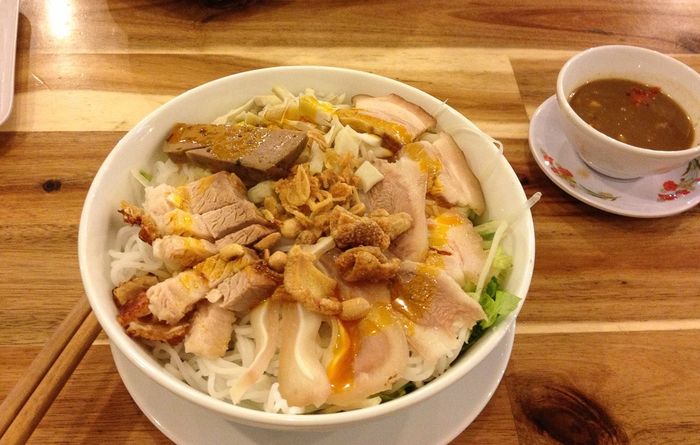 Hãy thưởng thức bún mắm nêm Hội An để trải nghiệm hương vị đậm đà này.