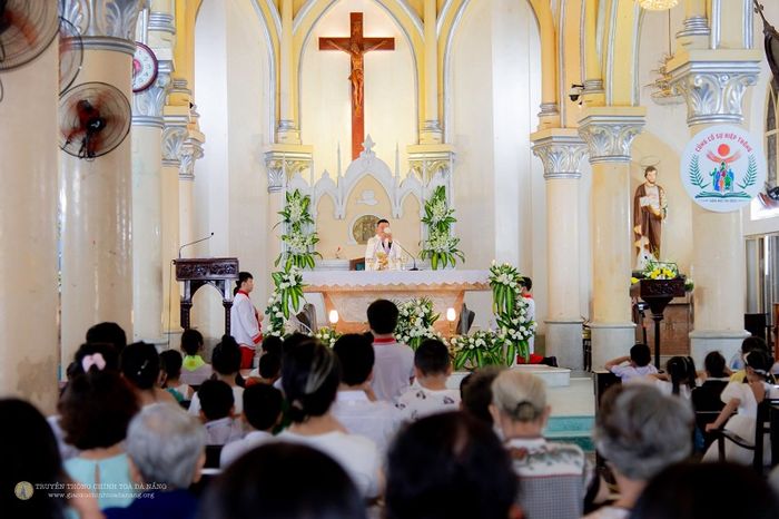 Nhà thờ Con Gà ở Đà Nẵng, với gam màu hồng ấn tượng, nằm giữa trung tâm thành phố.