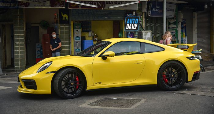 Thưởng thức chiếc Porsche 911 Carrera GTS 2022 đẹp mắt với biển số đẹp tại Hà Nội 11.jpg