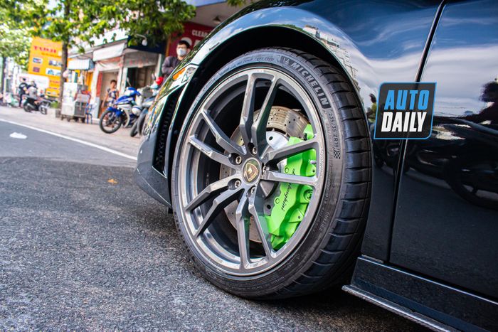 ‘Thay đổi không khí’ bằng cách sở hữu chiếc Lamborghini, ông Đặng Lê Nguyên Vũ ngay lập tức mua chiếc Gallardo Spyder hiếm có lamborghini-gallardo-spyder-performante-qua-vu-Mytour-9.JPG