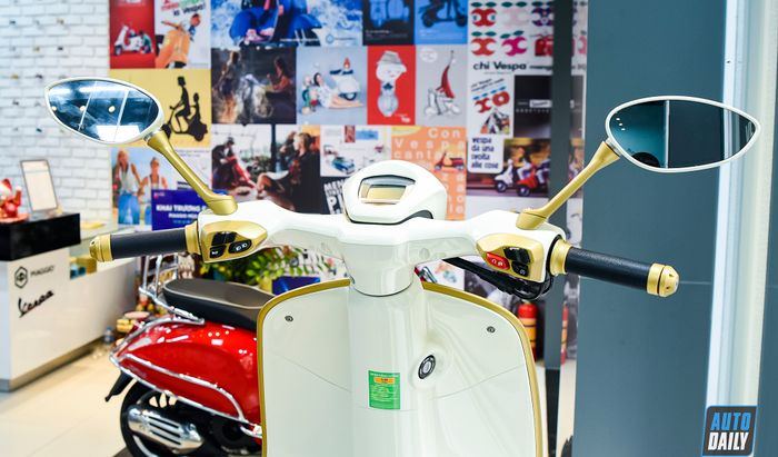 Khám phá chi tiết của chiếc Vespa 946 Christian Dior, mẫu xe tay ga đắt nhất tại Việt Nam với giá 697,5 triệu đồng.