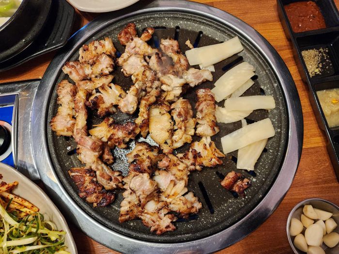 Đắm chìm trong hương vị đặc trưng của Samgyeopsal nổi tiếng từ đất nước kim chi