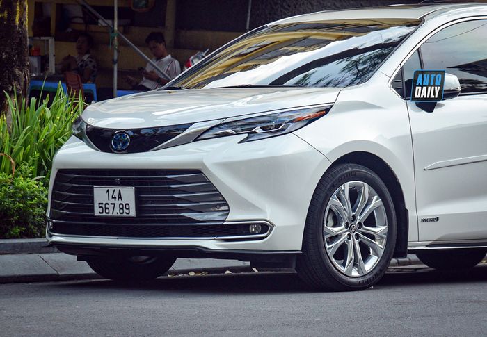 Toyota Sienna Platinum Hybrid 2022 với giá hơn 4 tỷ và biển số đẹp tại Quảng Ninh