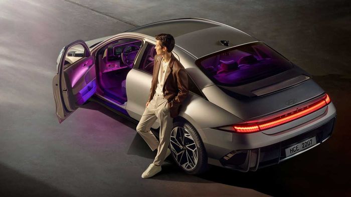 Trong vòng 24 giờ, Hyundai Ioniq 6 đã thu về hơn 37.000 đơn đặt hàng. 2024-hyundai-ioniq-6.jpg