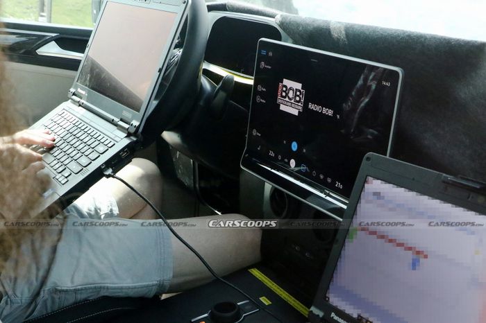 Volkswagen Tiguan 2024 đã xuất hiện, trông giống như một phiên bản thu nhỏ của Touareg. Chiếc Tiguan 2024 khoe những đường cong mới đầy cuốn hút, cùng màn hình kiểu máy tính bảng mới trong nội thất.