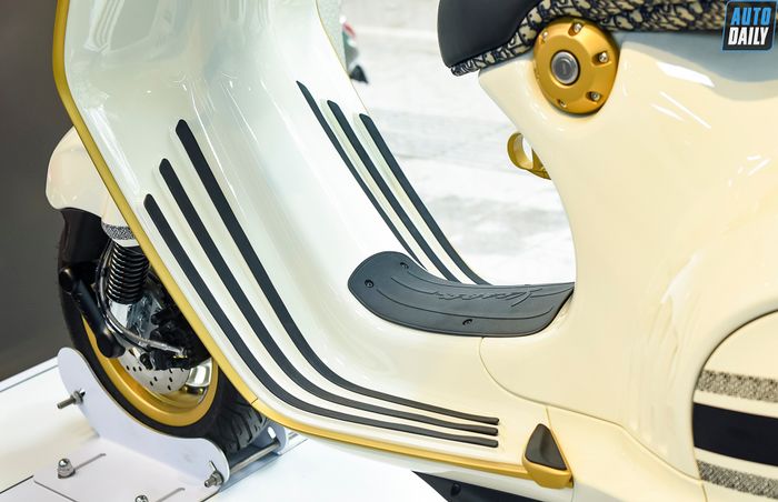 Khám phá chi tiết của chiếc Vespa 946 Christian Dior, mẫu xe tay ga đắt nhất tại Việt Nam với giá 697,5 triệu đồng.