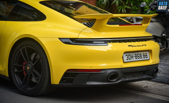 Thưởng thức chiếc Porsche 911 Carrera GTS 2022 tại Hà Nội với biển số đẹp