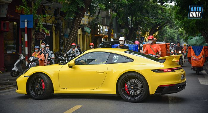 Thưởng thức chiếc Porsche 911 Carrera GTS 2022 tại Hà Nội với biển số đẹp