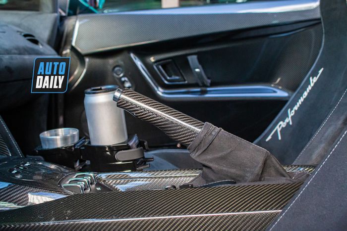 ‘Thay đổi không khí’ bằng cách sở hữu chiếc Lamborghini, ông Đặng Lê Nguyên Vũ ngay lập tức mua chiếc Gallardo Spyder hiếm có lamborghini-gallardo-spyder-performante-qua-vu-Mytour-14.JPG
