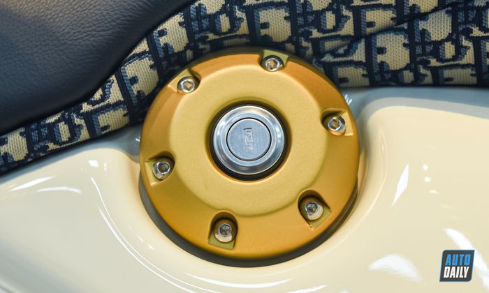 Khám phá chi tiết của chiếc Vespa 946 Christian Dior, mẫu xe tay ga đắt nhất tại Việt Nam với giá 697,5 triệu đồng.