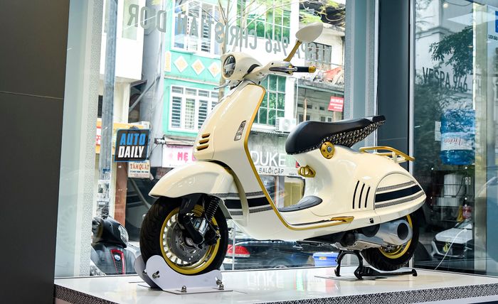 Khám phá chi tiết của chiếc Vespa 946 Christian Dior, mẫu xe tay ga đắt nhất tại Việt Nam với giá 697,5 triệu đồng.
