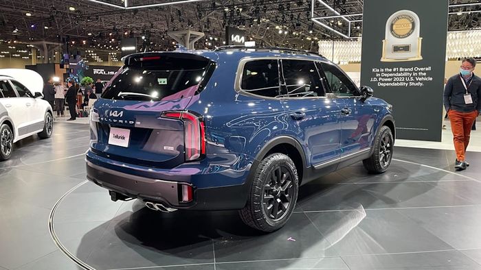 Ảnh thực tế Kia Telluride 2023: Nam tính, sang trọng, an toàn, quyết đấu Explorer 2023-kia-telluride-x-pro-live-at-nyias-2.jpg