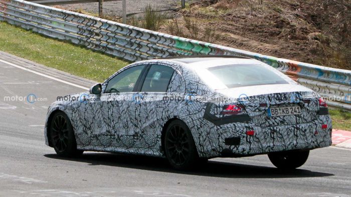 Mercedes-Benz E-Class thế hệ mới vừa lộ diện trên đường thử.