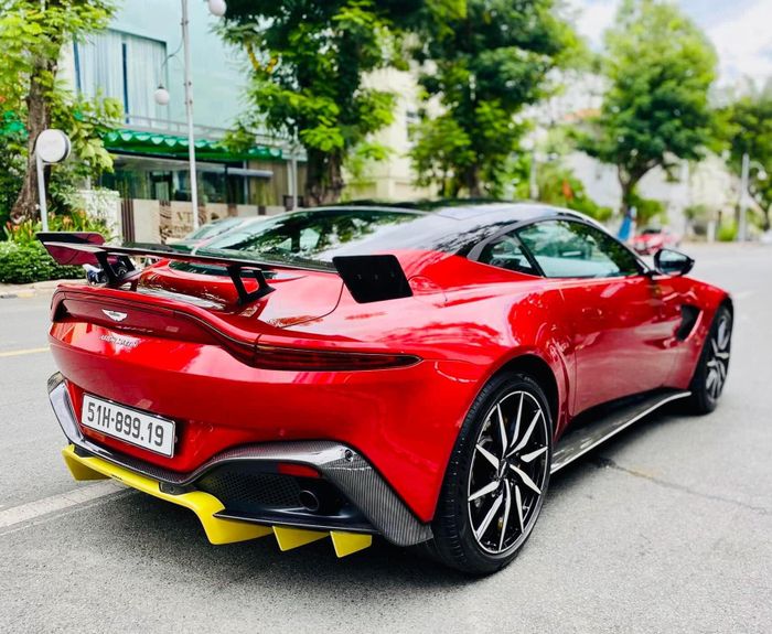 Minh Nhựa đăng tin bán chiếc Aston Martin Vantage V8, odo mới chỉ 490km sau gần 1 năm mua.