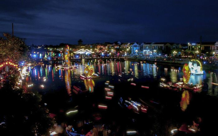 Chứng kiến màn biểu diễn lân sư rồng đặc sắc trên mặt nước trong lễ hội