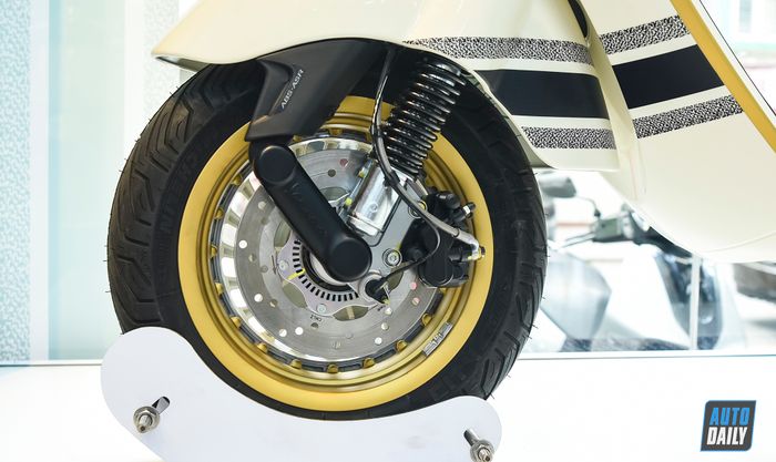 Khám phá chi tiết của chiếc Vespa 946 Christian Dior, mẫu xe tay ga đắt nhất tại Việt Nam với giá 697,5 triệu đồng.
