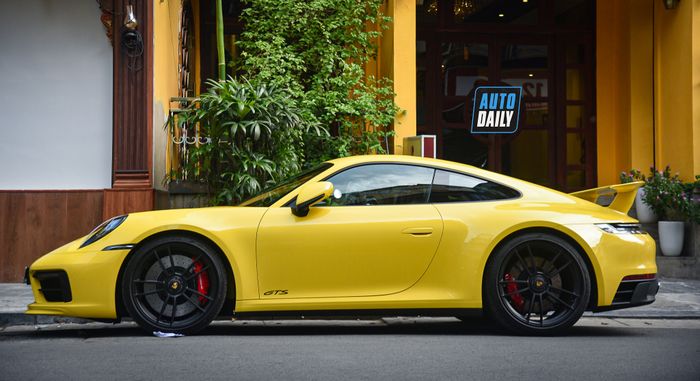 Thưởng thức chiếc Porsche 911 Carrera GTS 2022 đẹp mắt với biển số đẹp tại Hà Nội 1.jpg