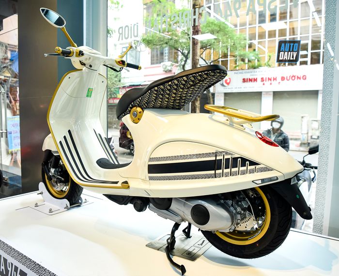 Khám phá đặc điểm nổi bật của chiếc Vespa 946 Christian Dior, mẫu xe tay ga đắt nhất tại Việt Nam với giá 697,5 triệu đồng.