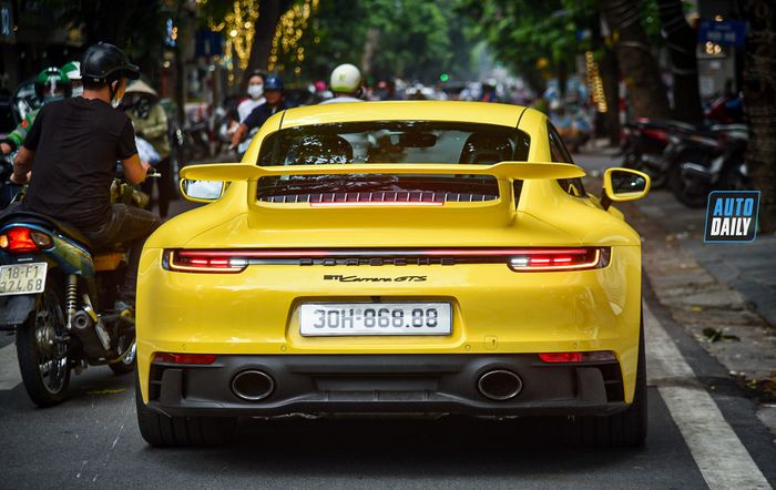 Thưởng thức chiếc xe Porsche 911 Carrera GTS 2022 đẹp mắt với biển số đẹp tại Hà Nội 17.jpg