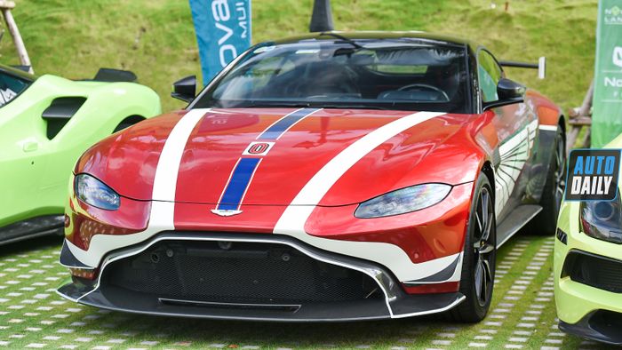 Minh Nhựa muốn bán chiếc Aston Martin Vantage V8, mới đi 490km sau gần 1 năm mua. Đây là lần đầu anh không chạy Pagani mà sử dụng chiếc Aston Martin Vantage tham gia VietRally.