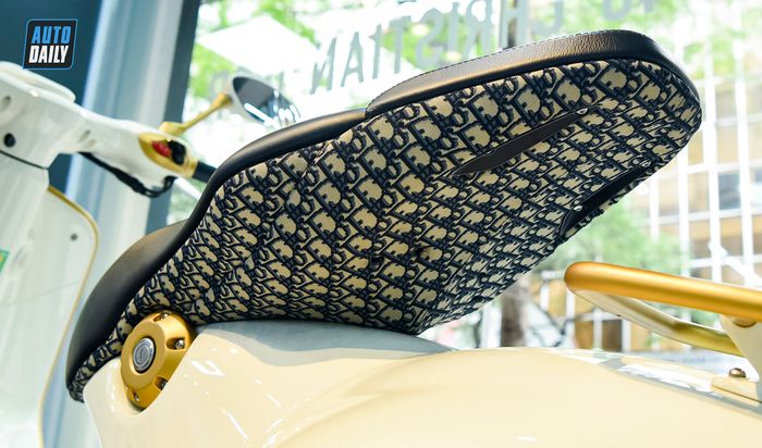 Khám phá chi tiết của chiếc Vespa 946 Christian Dior, mẫu xe tay ga đắt nhất tại Việt Nam với giá 697,5 triệu đồng.