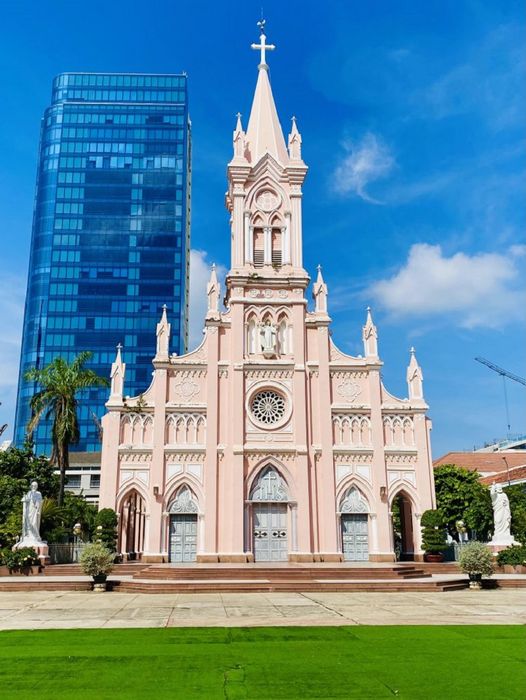 Nhà thờ Con Gà ở Đà Nẵng, với gam màu hồng đặc trưng, nổi bật giữa trung tâm thành phố.