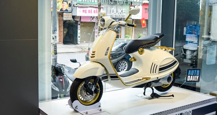 Dạo gần đây, Vespa 946 Christian Dior giá 697,5 triệu đã thu hút sự chú ý của đông đảo người dùng tại Việt Nam.