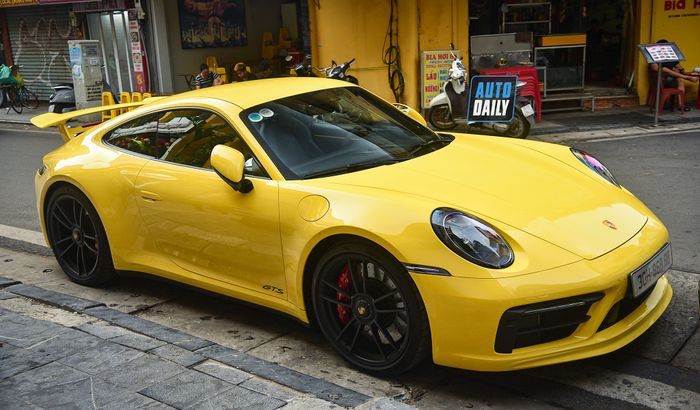 Thưởng thức chiếc Porsche 911 Carrera GTS 2022 tại Hà Nội với biển số đẹp