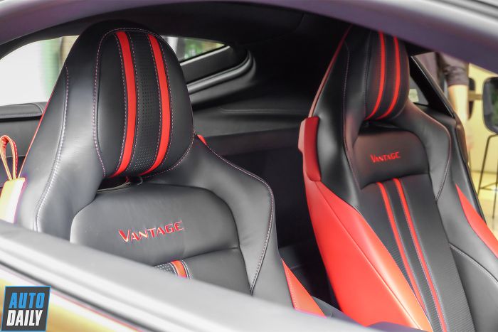 Minh Nhựa muốn bán chiếc Aston Martin Vantage V8, mới đi 490km sau gần 1 năm mua. Đây là lần đầu anh không chạy Pagani mà sử dụng chiếc Aston Martin Vantage tham gia VietRally.