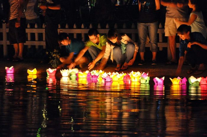 Lễ Hội Hoa Đăng Hội An lung linh và kỳ diệu trên dòng sông Hoài 4