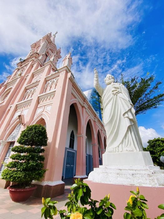 Nhà thờ Con Gà ở Đà Nẵng, với gam màu hồng ấn tượng, nằm giữa trung tâm thành phố.