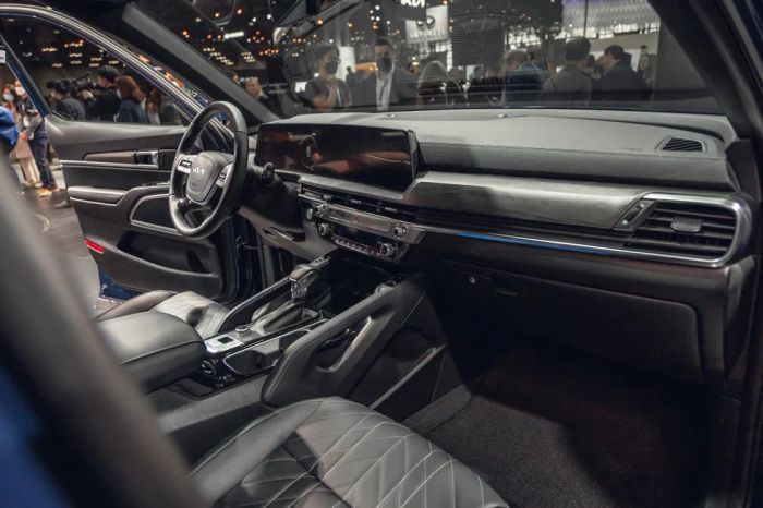 Ảnh thực tế Kia Telluride 2023: Nam tính, sang trọng, đầy đủ công nghệ an toàn, sẵn sàng thách thức Explorer 2023-kia-telluride-x-pro-6139-1649863919.webp