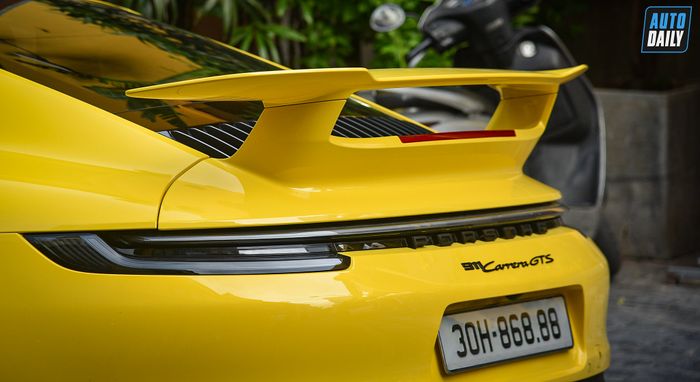 Thưởng thức chiếc xe Porsche 911 Carrera GTS 2022 đẹp mắt với biển số đẹp tại Hà Nội 2.jpg
