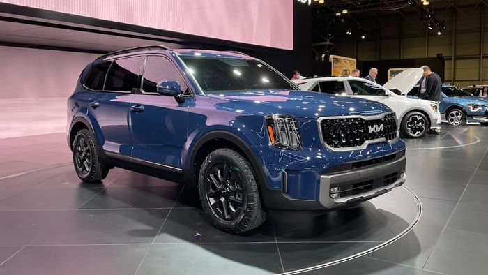 Ảnh thực tế Kia Telluride 2023: Nam tính, sang trọng, an toàn, quyết đấu Explorer 2023-kia-telluride-x-pro-live-at-nyias.jpg