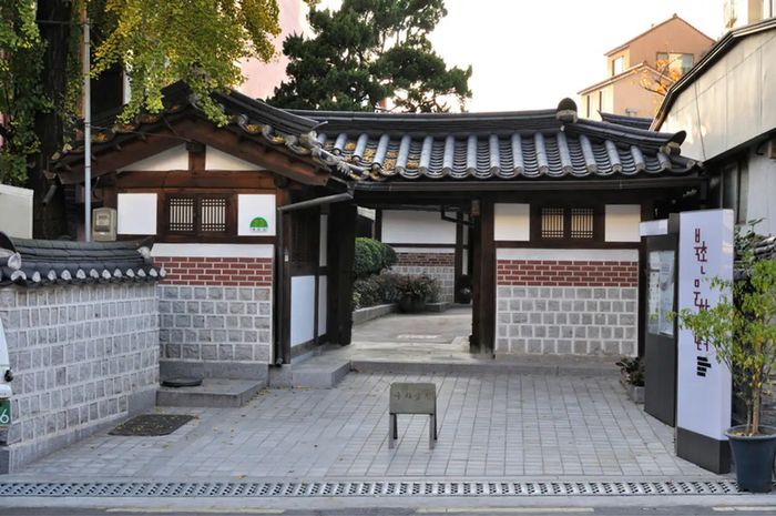 Trải nghiệm bình yên tại Làng Hanok Bukchon với khung cảnh dịu dàng như bài thơ