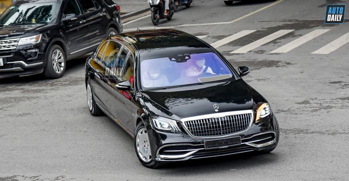 Mercedes-Maybach S650 Pullman - Sedan siêu sang dài 6,5 mét trên phố Hà Nội 3.jpg