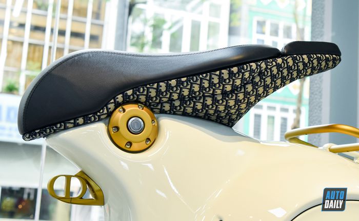 Khám phá chi tiết của chiếc Vespa 946 Christian Dior, mẫu xe tay ga đắt nhất tại Việt Nam với giá 697,5 triệu đồng.