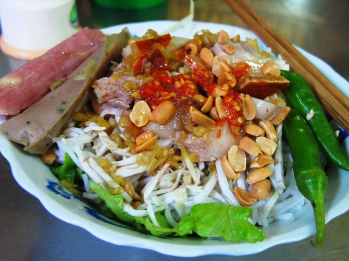 Hãy tận hưởng hương vị đặc trưng của bún mắm nêm Hội An khi bạn đặt chân đến đây, đó sẽ là một trải nghiệm không thể quên trong hành trình khám phá ẩm thực miền Trung.