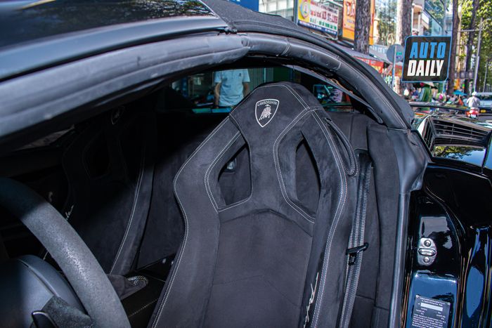‘Thay đổi không khí’ bằng cách sở hữu chiếc Lamborghini, ông Đặng Lê Nguyên Vũ ngay lập tức mua chiếc Gallardo Spyder hiếm có lamborghini-gallardo-spyder-performante-qua-vu-Mytour-11.JPG