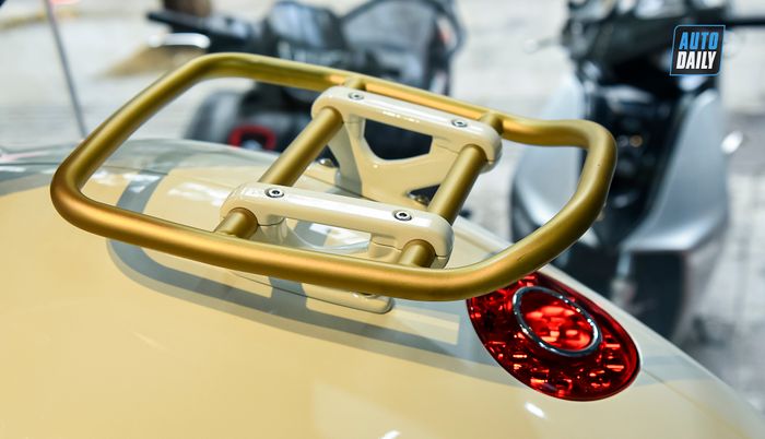 Khám phá chi tiết của chiếc Vespa 946 Christian Dior, mẫu xe tay ga đắt nhất tại Việt Nam với giá 697,5 triệu đồng.