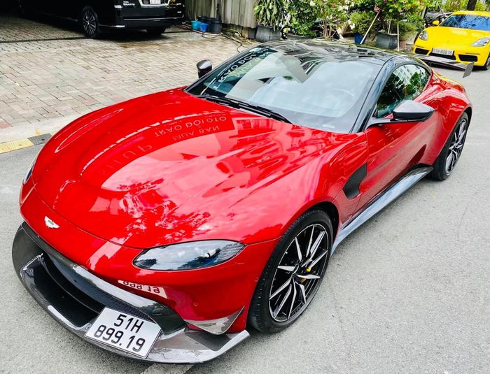 Minh Nhựa đăng tin bán chiếc Aston Martin Vantage V8, odo mới chỉ 490km sau gần 1 năm mua.