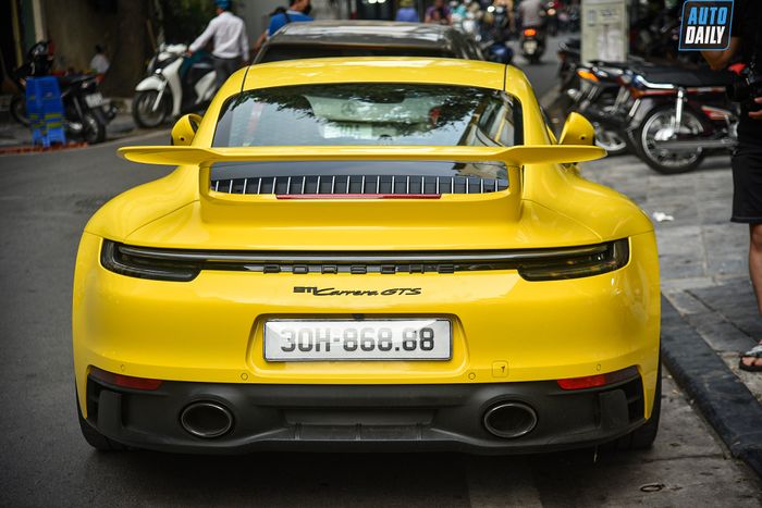 Thưởng thức chiếc Porsche 911 Carrera GTS 2022 đẹp mắt với biển số đẹp tại Hà Nội 4.jpg