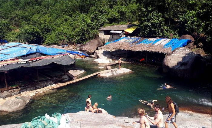 Dành thời gian dã ngoại tại Suối Voi Huế để thưởng thức tắm suối tự nhiên.