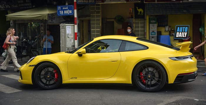 Thưởng thức chiếc Porsche 911 Carrera GTS 2022 đẹp mắt với biển số đẹp tại Hà Nội 12.jpg