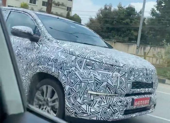 Toyota Innova 2023 sẽ được ra mắt trong tháng tới với mẫu MPV 7 chỗ sử dụng nền tảng TNGA. Hình ảnh: toyota-innova-zenix-spyshot-india-3-850x617.jpg