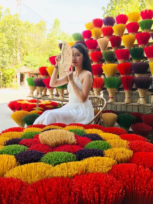Trước làng hương Thủy Xuân, một vẻ đẹp không thể chối từ