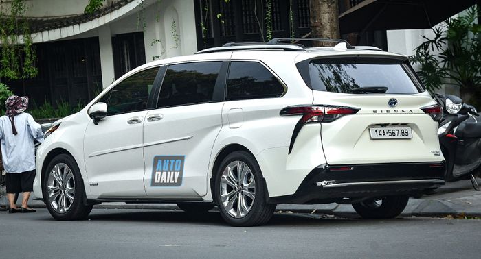 Toyota Sienna Platinum Hybrid 2022 với giá hơn 4 tỷ và biển số đẹp tại Quảng Ninh