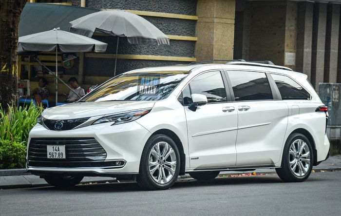 Toyota Sienna Platinum Hybrid 2022 với giá trên 4 tỷ và biển số đẹp tại Quảng Ninh