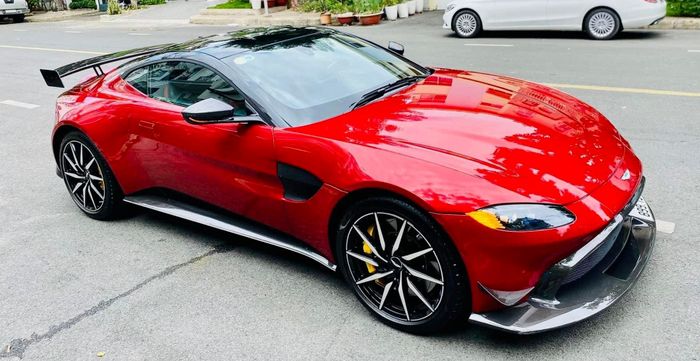 Minh Nhựa đăng tin bán chiếc Aston Martin Vantage V8, odo mới chỉ 490km sau gần 1 năm mua.