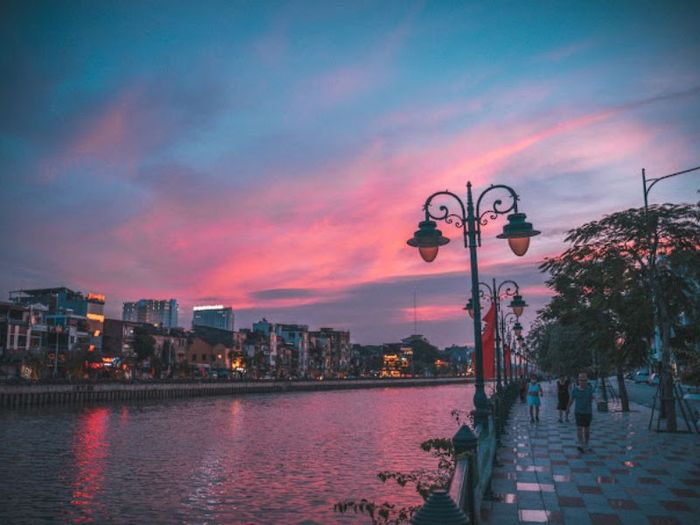 Trải nghiệm vui chơi tại Phố đi bộ Hải Phòng trong chuyến du lịch khám phá đất cảng.